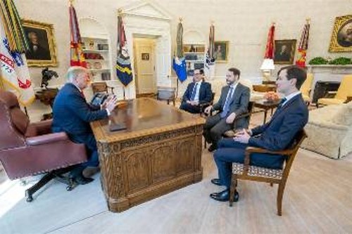 Από τη συνάντηση του υπουργού Οικονομίας της Τουρκίας, Μπεράτ Αλμπαϊράκ (στο κέντρο), με τον Αμερικανό Πρόεδρο, Ντ. Τραμπ, στο Λευκό Οίκο