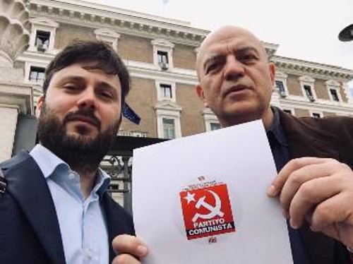 Ο Γραμματέας της ΚΕ του ΚΚ Ιταλίας, Μάρκο Ρίτσο, με το σύμβολο του ψηφοδελτίου που περιέχει επίσης αυτά της Ευρωπαϊκής Κομμουνιστικής Πρωτοβουλίας και του ΚΚΕ