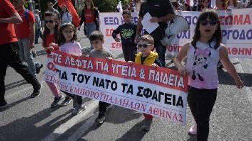 Λιλιπούτειοι διαδηλωτές, παιδιά εμποροϋπαλλήλων, με το δικό τους πανό στη συγκέντρωση