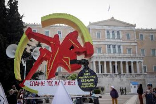 «Σπάμε τις αλυσίδες ΕΕ, ΝΑΤΟ, κυβέρνησης ΣΥΡΙΖΑ, κεφαλαίου, εργοδοτικού συνδικαλισμού» το μήνυμα στο ένα από τα δύο «άρματα» της διαδήλωσης