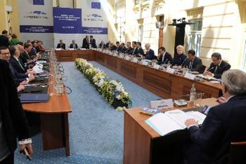 Στη Ρουμανία ο Αλ. Τσίπρας, μαζί με τον Ορμπαν, τον Σαλβίνι και τους υπόλοιπους ηγέτες, υπέγραψε το κατάπτυστο κείμενο της ΕΕ