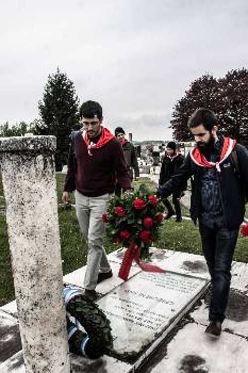 Κατάθεση στεφάνου από την ΚΝΕ στο μνημείο των Ελλήνων θυμάτων του στρατοπέδου