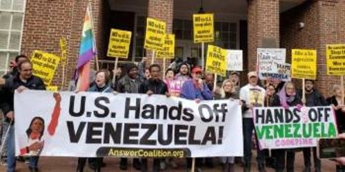 Από την κινητοποίηση μελών αντιπολεμικών οργανώσεων των ΗΠΑ, που εναντιώνονται στην επέμβαση στη Βενεζουέλα και είχαν προχωρήσει στην κατάληψη και «προστασία» της πρεσβείας στην Ουάσιγκτον