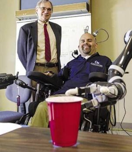 Ο καθηγητής Ρ. Αντερσεν του Caltech μαζί με τον τετραπληγικό Ερικ Σόρτο, που ενεργοποιώντας με το μυαλό του ρομποτικό βραχίονα μπόρεσε να πιει μόνος του νερό από το ποτήρι