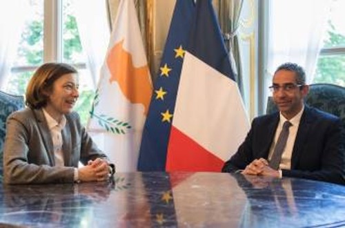 Οι υπουργοί Αμυνας Γαλλίας, Κύπρου Φλ. Παρλί και Σ. Αγγελίδη υπέγραψαν στρατιωτική συμφωνία
