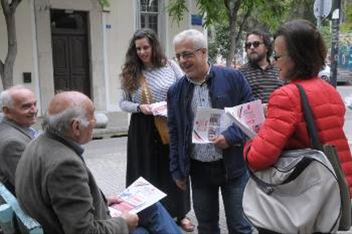 Ο Νίκος Σοφιανός στο Παγκράτι. Μαζί του και ο υποψήφιος δημοτικός σύμβουλος Στάθης Δρογώσης