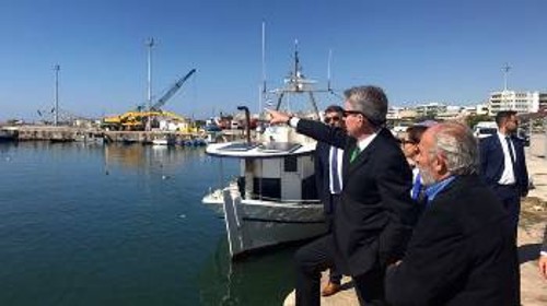 Ο Αμερικανός πρέσβης επιθεωρεί το λιμάνι της Αλεξανδρούπολης σε προηγούμενη επίσκεψή του στην περιοχή