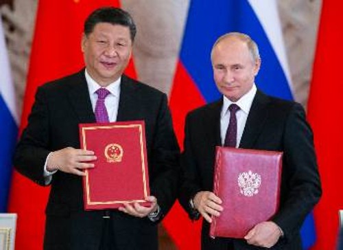 Σι και Πούτιν μετά την υπογραφή σημαντικών επιχειρηματικών συμφωνιών