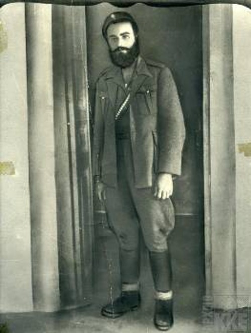 Ο Πάνος Αλεξιάς με τη στολή του ΕΛΑΣ (Αρχείο ΚΚΕ)