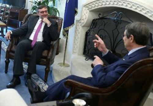 Από τη συνάντηση του Προέδρου της Κύπρου Ν. Αναστασιάδη με τον βοηθό υφυπουργό Εξωτερικών των ΗΠΑ Μ. Πάλμερ (αριστερά)