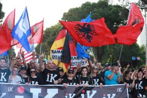 Από διαδήλωση στα Τίρανα με σημαίες της ΕΕ, των ΗΠΑ και της Γερμανίας, χαρακτηριστικό παράδειγμα του αποπροσανατολισμού του λαού