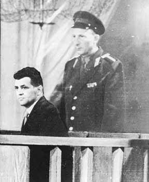 Ο αμερικανός πιλότος Πάουερς, στο σοβιετικό δικαστήριο (αριστερά). Ο Ν. Χρουστσόφ ανακοινώνει την αποχώρηση από τη διάσκεψη