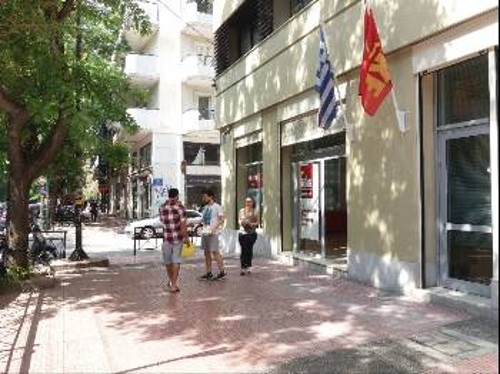 Εξόρμηση έξω από το εκλογικό κέντρο της ΚΟ Αττικής στην Αχαρνών