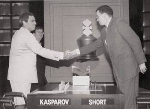 Η «ανεπίσημη» διεκδίκηση του παγκόσμιου τίτλου το 1993 στο Λονδίνο (ματς Κασπάροβ-Σορτ της Ενωσης Γκραντ-Μάστερς και όχι της FIDE), από τον ισχυρό Αγγλο G.M. Νάιτζελ Σορτ, δε μειώνει βέβαια την αξία του και τη συνδρομή του στο παγκόσμιο σκάκι