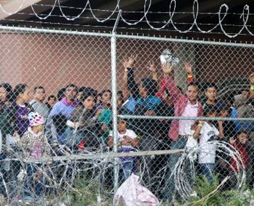 Οικογένειες και ασυνόδευτα παιδιά περιμένουν να διασχίσουν τα σύνορα των ΗΠΑ στο Ελ Πάσο του Τέξας