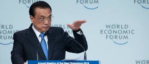 Ο Κινέζος πρωθυπουργός στο βήμα του Φόρουμ
