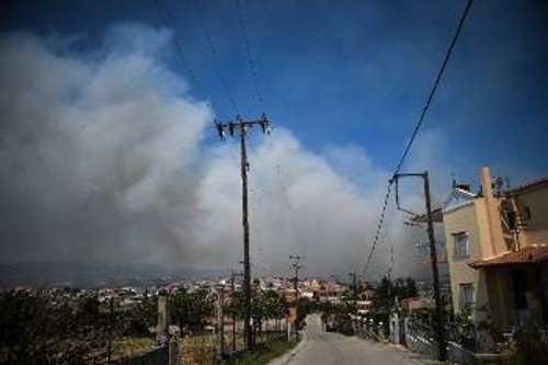 Η φωτιά έφτασε σε χωριά στην Εύβοια