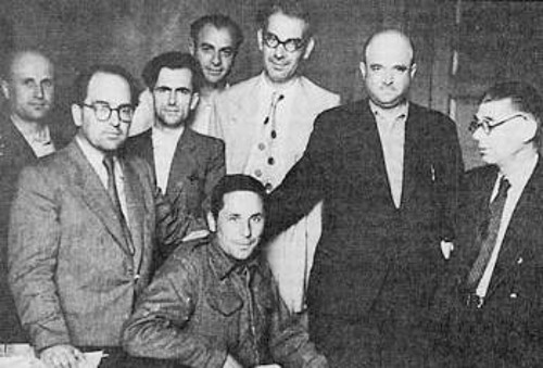 Ο Ν. Ζαχαριάδης μετά την επιστροφή του στην Ελλάδα το Μάη του 1945. Στα γραφεία του «Ρ» με τους Κ. Θέο, Β. Μπαρτζιώτα, Μ. Πορφυρογένη, Π. Ρούσσο, Λ. Στρίγγο και άλλους