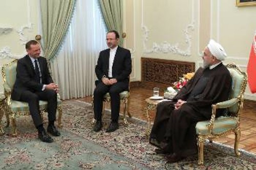 Ο διπλωματικός σύμβουλος του Γάλλου Προέδρου, Εμανουέλ Μπον (αριστερά), στη συνάντηση με τον Πρόεδρο του Ιράν Χ. Ροχανί