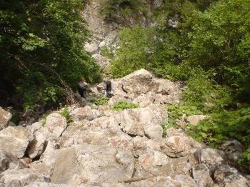 Δύσκολη η ανάβαση προς τη σπηλιά (κάτω) όπου είχε εγκατασταθεί το Νοσοκομείο του ΔΣΕ