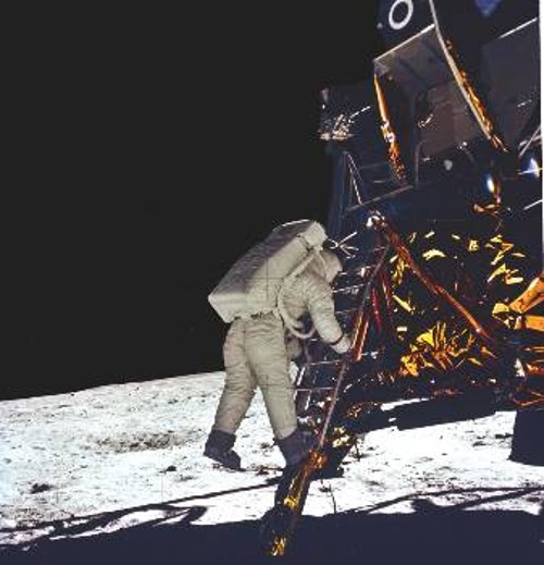 Ο Ε. Ολντριν ετοιμάζεται να πατήσει για πρώτη φορά το έδαφος της Σελήνης, μετά τον συνάδελφό του Ν. Αρμστρονγκ