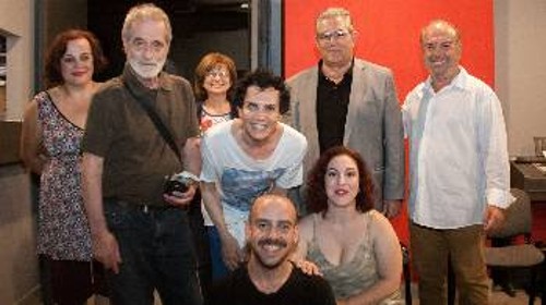 Ο Δ. Κουτσούμπας με τους ηθοποιούς και τους Γ. Χασάπογλου και Π. Καναράκη