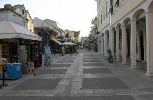 Η κεντρική αγορά της Λευκάδας χτες το απόγευμα. Ο σεισμός «νέκρωσε» την πόλη