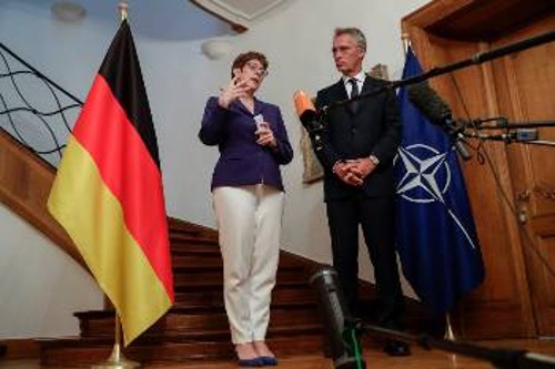 Από τη συνάντηση της Γερμανίδας υπουργού Αμυνας με τον γγ του ΝΑΤΟ