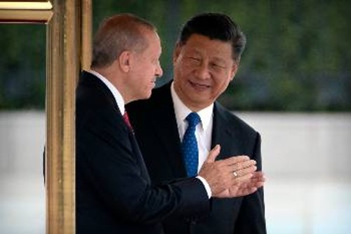 Ο Τούρκος Πρόεδρος χειροκροτά εκδήλωση υποδοχής που του επιφύλαξε ο Κινέζος ομόλογός του, τον περασμένο Ιούλη