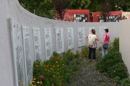 Ονόματα ηρωικών νεκρών μαχητών του ΔΣΕ στο χώρο του Μνημείου - Μουσείου