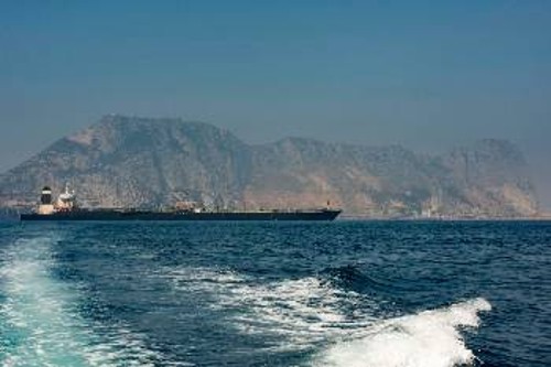 Το τεράστιο ιρανικό τάνκερ διασχίζει τη Μεσόγειο