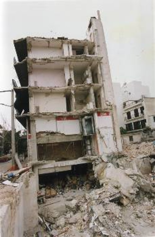 Η πολυκατοικία στη Ν. Φιλαδέλφεια που κατέρρευσε σαν «χάρτινος πύργος»
