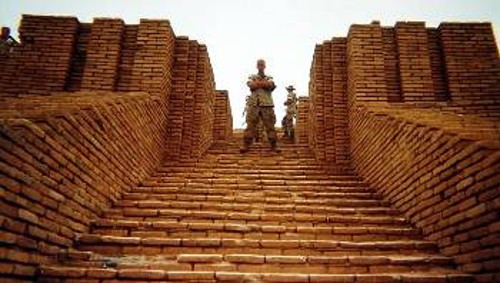 «Ράμπο» στην αρχαία Ουρ του Ιράκ, το 2003
