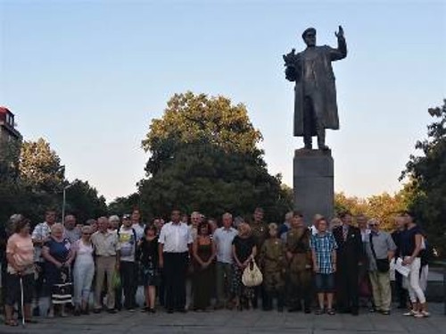 Από πρόσφατη εκδήλωση κομμουνιστών και άλλων αγωνιστών στο άγαλμα του στρατάρχη Κόνιεφ, για την υπεράσπιση της ιστορικής αλήθειας