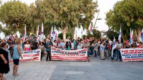 Από τη συγκέντρωση της Τρίτης στο Ηράκλειο, την ίδια ώρα που εργατοπατέρες μηχανορραφούσαν για την υπονόμευση της απεργίας
