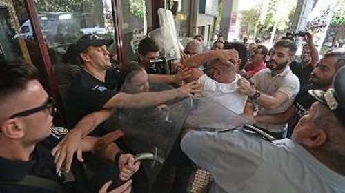 Οι αστυνομικές δυνάμεις προσπάθησαν να εμποδίσουν τη διαμαρτυρία της οικογένειας και των διαδηλωτών