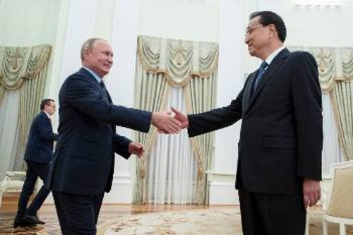Ο Βλ. Πούτιν και ο Λι Κετσιάνγκ κατά τη χτεσινή τους συνάντηση