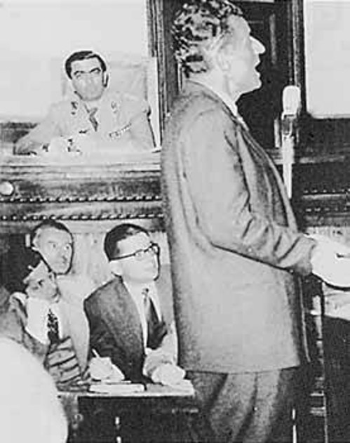 Οι κατηγορούμενοι κομμουνιστές στο εδώλιο του στρατοδικείου(κάτω). Αριστερά, ο Χ. Φλωράκης απευθύνεται στους στρατοδίκες