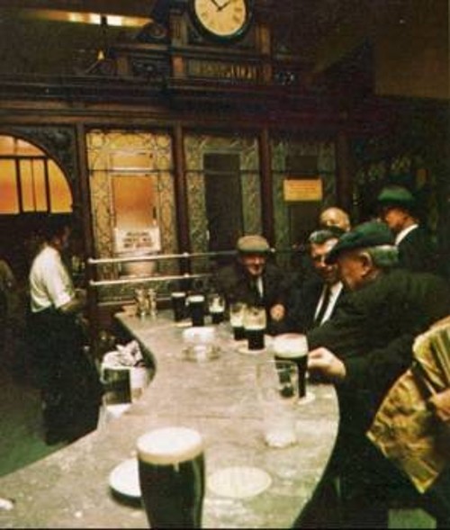 Ιρλανδοί απολαμβάνουν την μπίρα τους στα παραδοσιακά «παμπ»