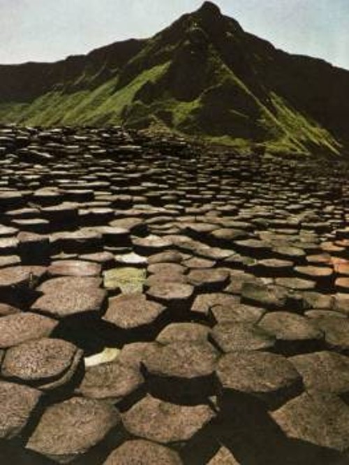 Ο καταστραμμένος «Δρόμος των Γιγάντων» (Β. Ιρλανδία). Ηταν λιθοστρωμένος με πλάκες κατασκευασμένες από λάβα ηφαιστείου