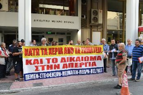 Κατά παραγγελία των εφοπλιστών, για δεύτερη φορά μέσα σε μία βδομάδα τα αστικά δικαστήρια βγάζουν την απεργία των ναυτεργατών «παράνομη» (φωτ. από τη διαμαρτυρία της προηγούμενης βδομάδας)