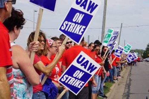 Για τρίτη βδομάδα συνεχίζουν την απεργία οι εργάτες στα εργοστάσια της «General Motors»