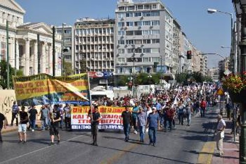 Από τη μαζική διαδήλωση στους δρόμους του Πειραιά