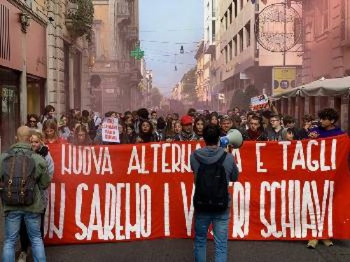 Από τις κινητοποιήσεις του Μετώπου Κομμουνιστικής Νεολαίας Ιταλίας την Παρασκευή 11/10 ενάντια στις αντιεκπαιδευτικές μεταρρυθμίσεις