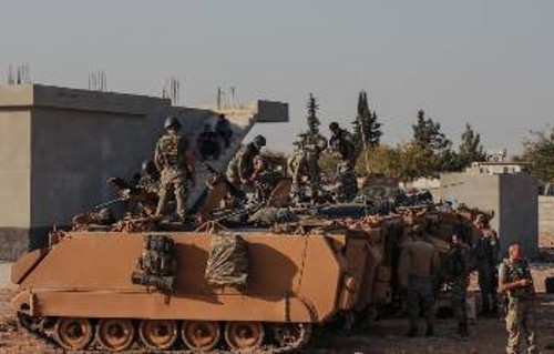 Τούρκοι στρατιώτες σε άρμα φεύγουν για την πρώτη γραμμή του μετώπου στη Συρία