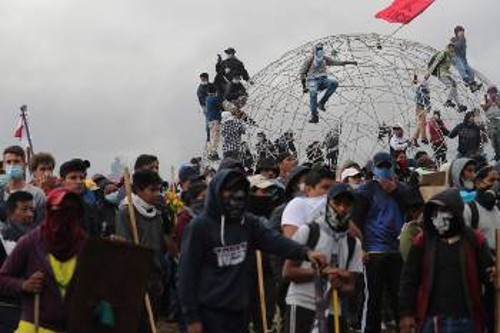 Διαδηλωτές με ομάδες περιφρούρησης την Κυριακή, καθώς περιμένουν το αποτέλεσμα της συνάντησης με την κυβέρνηση