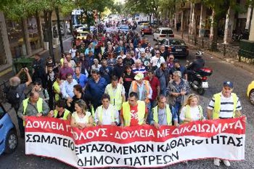Από τη χτεσινή κινητοποίηση στην Αθήνα, στην οποία μαζική ήταν και η συμμετοχή εργαζομένων του δήμου Πατρέων