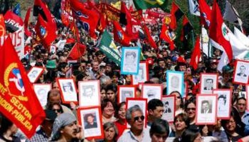 Από τη δραστηριότητα του ΚΚ Χιλής, διαδήλωση για τα 30 χρόνια από την αιματηρή δικτατορία του Πινοτσέτ, ενώ χιλιάδες εξακολουθούν να είναι αγνοούμενοι