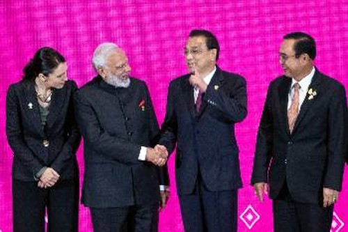 Οι πρωθυπουργοί Ινδίας και Κίνας (στη μέση) στη Σύνοδο της ASEAN, όπου επιβεβαιώθηκαν σημαντικές αντιθέσεις