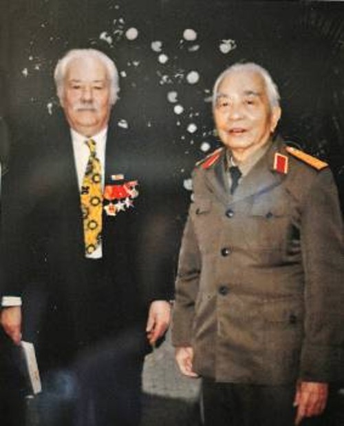 Ο Κ. Σαραντίδης με τον θρυλικό Βιετναμέζο στρατηγό Βο Νγκουέν Γκιαπ